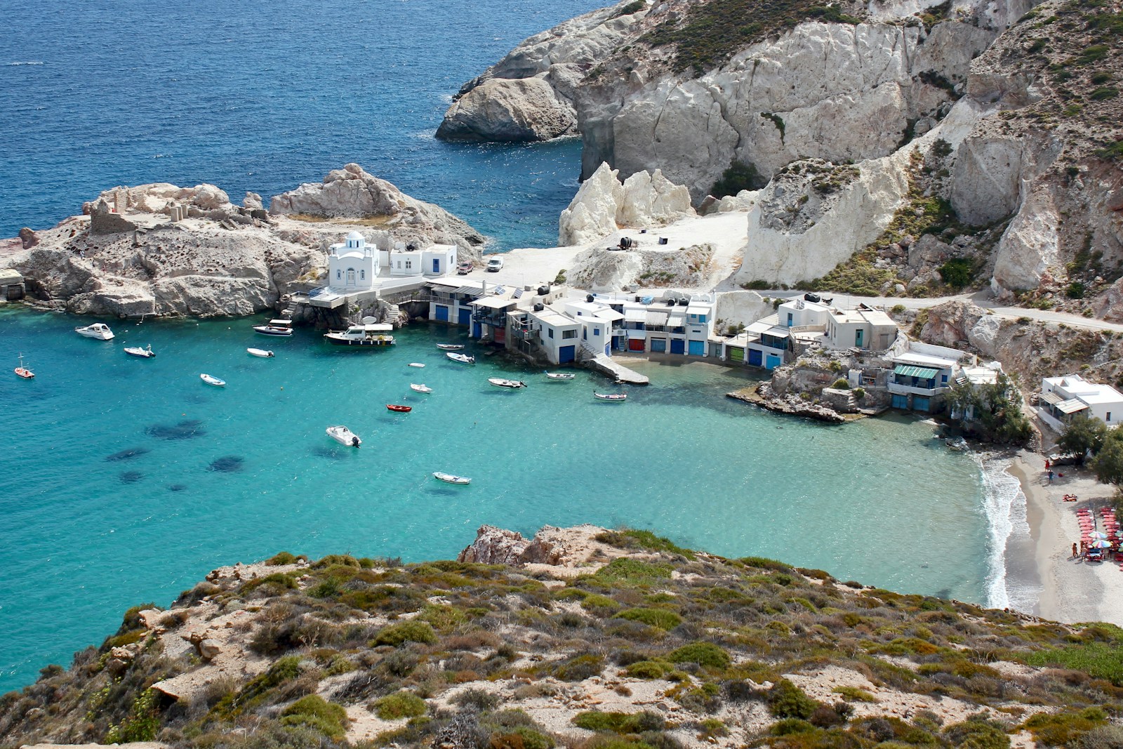 Milos, l'isola greca con 70 spiagge che gli esperti consigliano di visitare subito