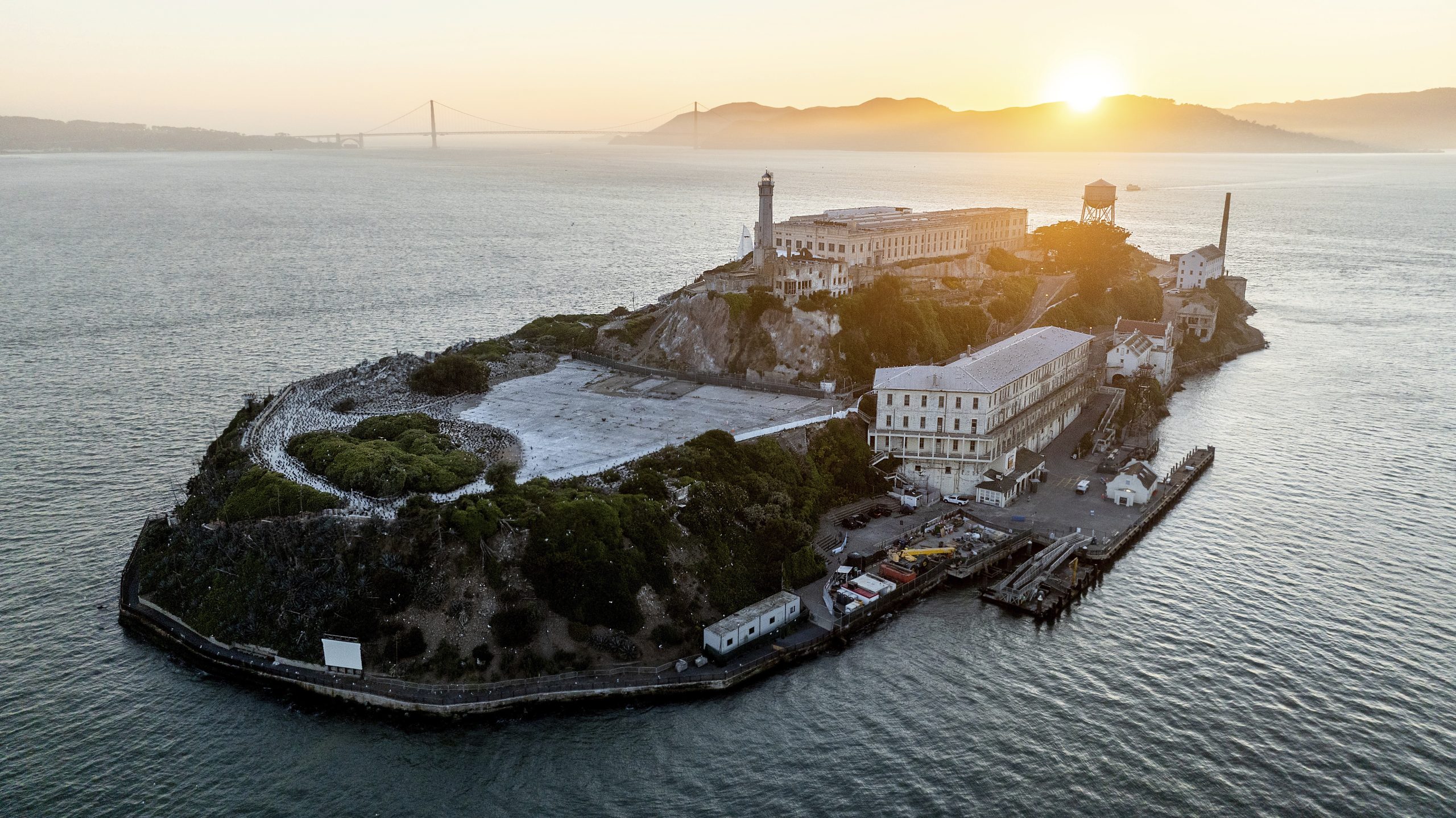 Trump's Alcatraz Plan Sparks Bipartisan Skepticism: 'Una Idea Estúpida'