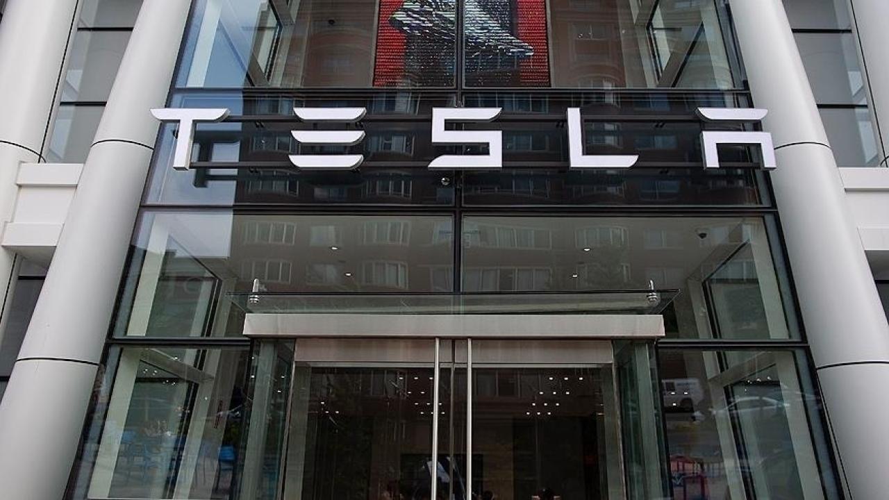 Tesla Hisse Senedi Alarm Zili: 'Ölüm Kesişimi' Yatırımcıları Endişelendiriyor! Elon Musk'ın Hamleleri Ne Olacak?