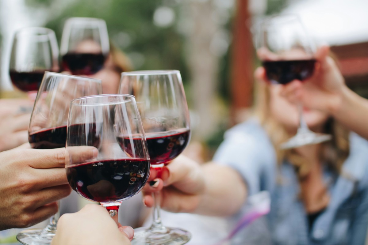 Saiba se tomar uma taça de vinho por dia realmente faz bem à saúde