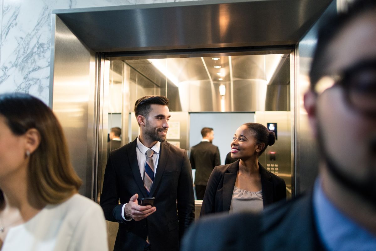 A Arte da Conversa Casual: Por que Trocar Ideias no Elevador Beneficia a Sua Saúde Mental