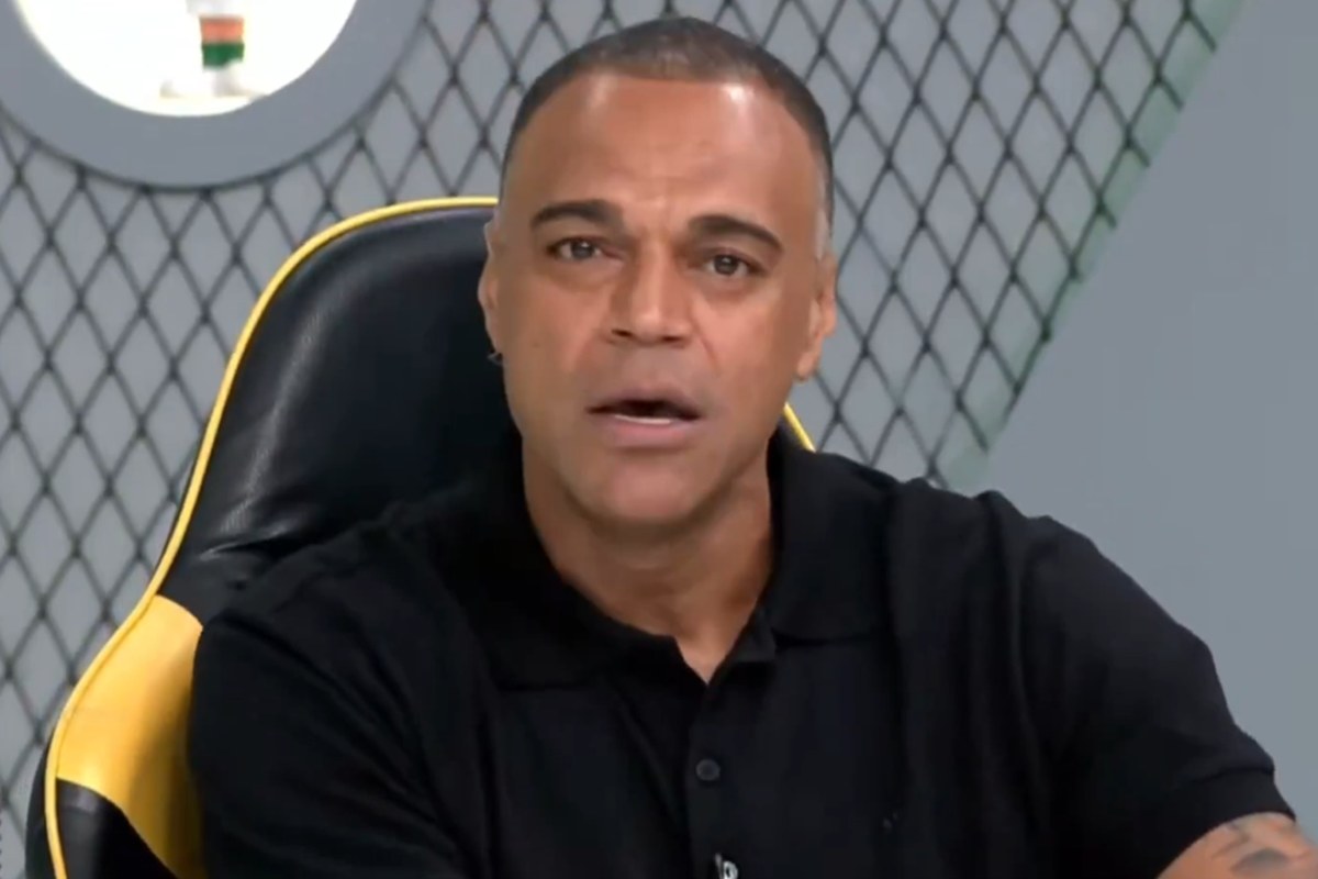 Conheça a Casa de Sonhos do Apresentador Denilson: Uma Mansão de Luxo com TV Gigante na Piscina!