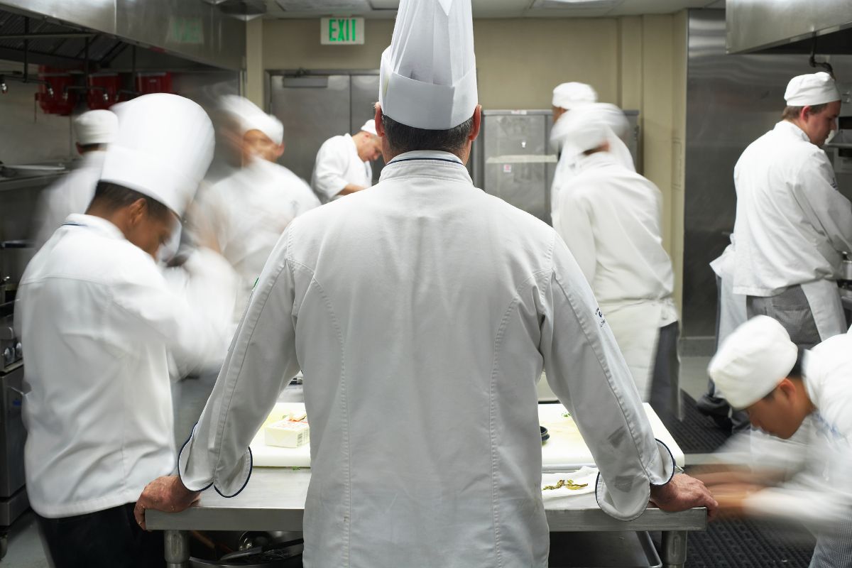 Crise nos Cozinha: Chefs Revelam a Pressão e Exigem Respeito à Saúde Mental