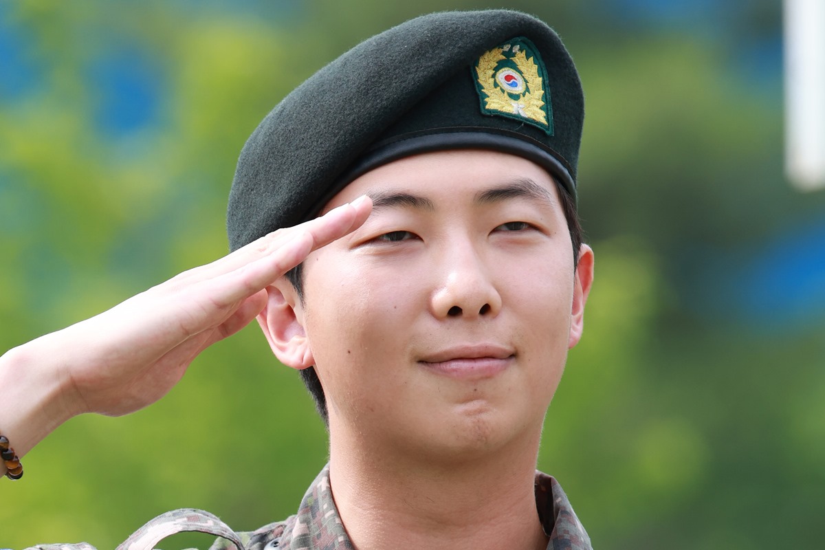 Líder do BTS expõe dificuldades vividas no serviço militar obrigatório