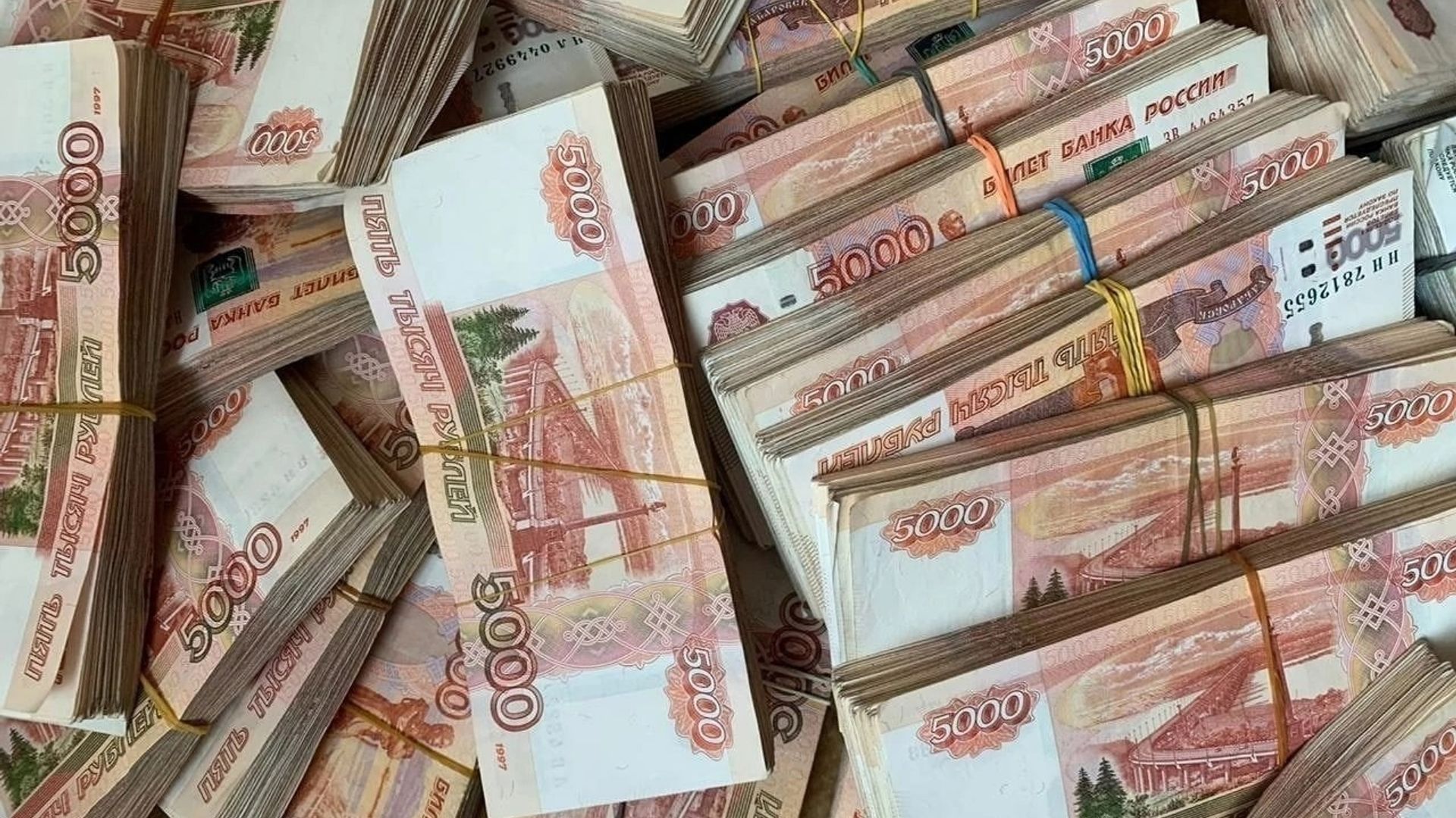 Брянский школьник похитил 10 тысяч долларов у матери и спустил их все