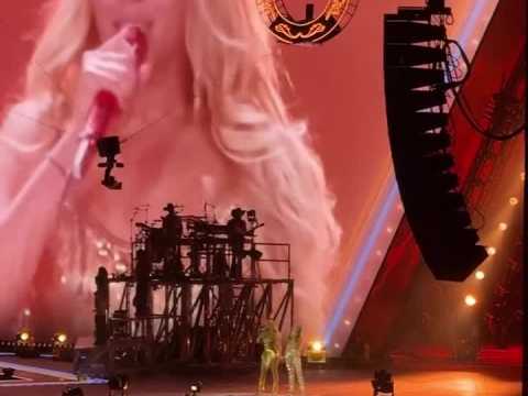 Beyoncé et Miley Cyrus interprètent II Most Wanted au Stade de France.