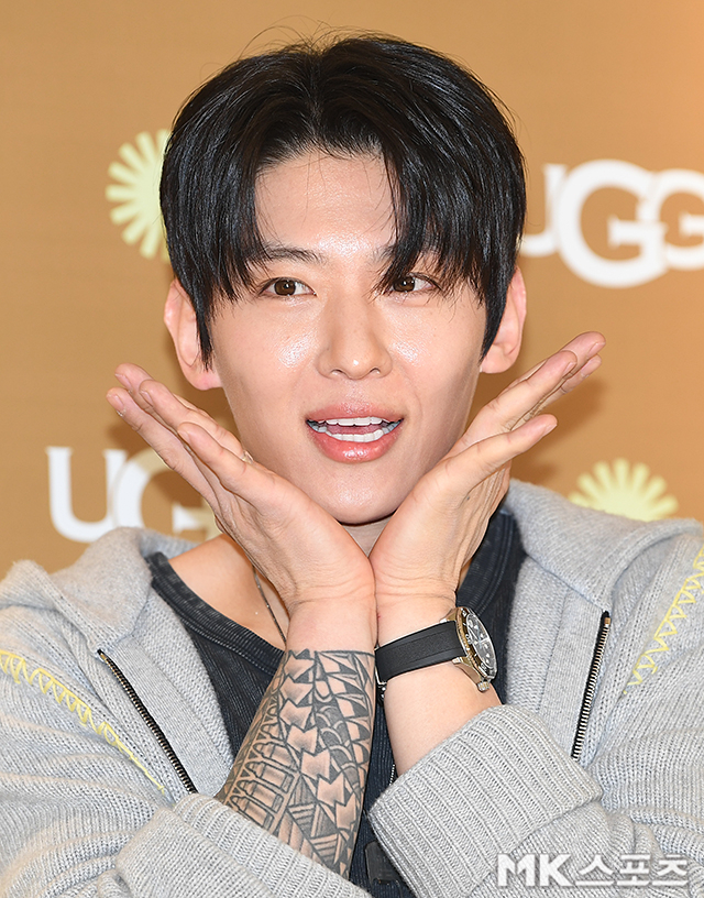 덱스, 레드벨벳 아이린과 함께한 화려한 포토월