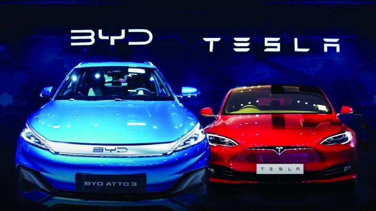 BYD تتجاوز تسلا في الاستعداد للمستقبل: قفزة صينية نحو قيادة السيارات الكهربائية
