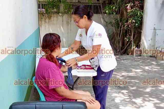 ¡Emergencia en Medellín de Bravo! El Centro de Salud IMSS-Bienestar se ve obligado a atender a pacientes afuera por falta de luz