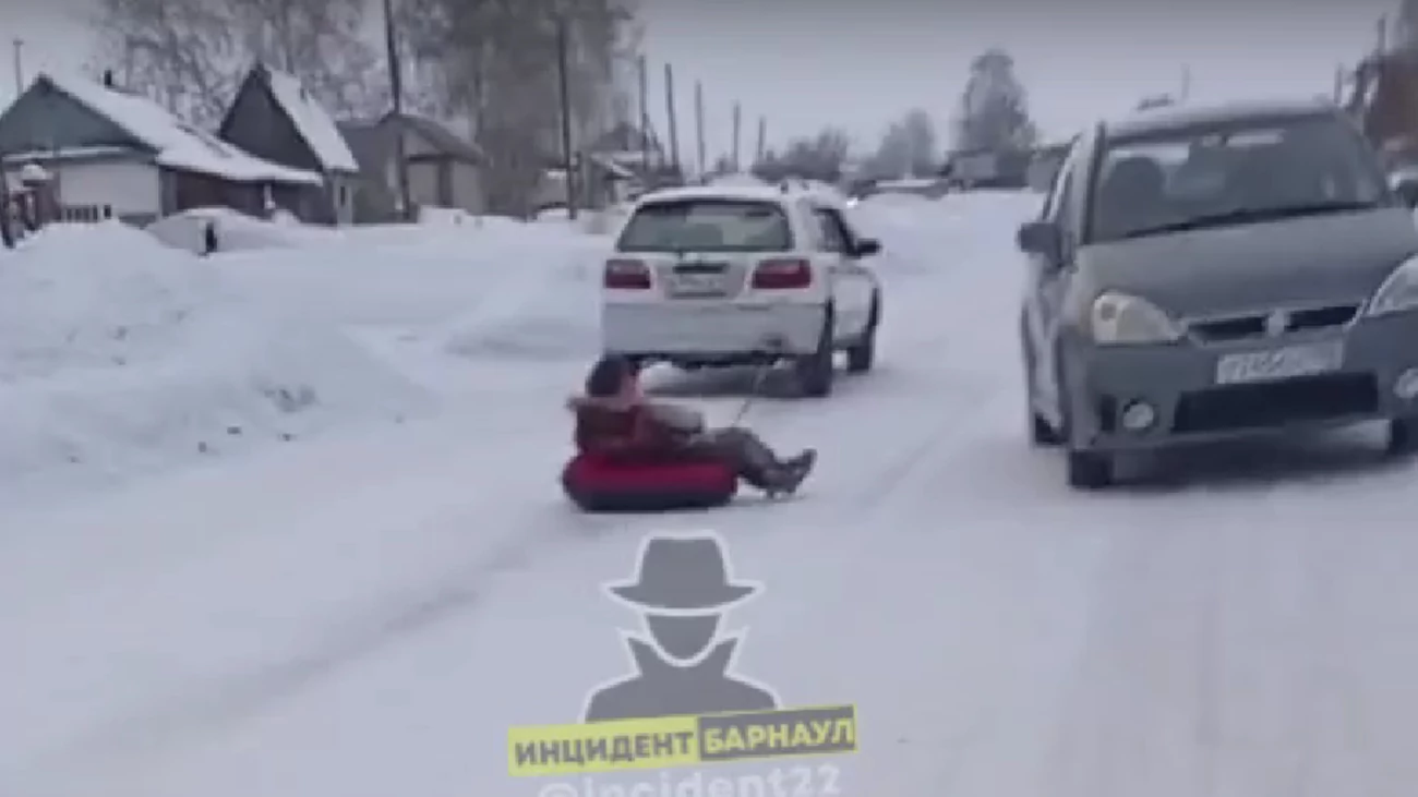 Дети на Алтае едут на плюшке, привязанной к машине: видео