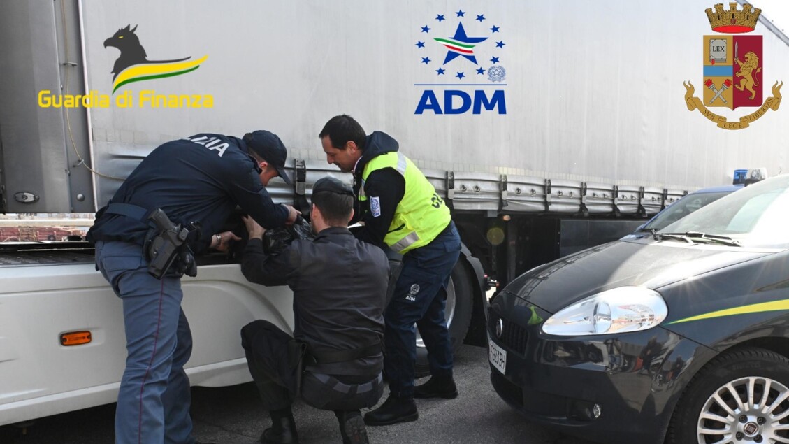 Scoperte a Trieste Fabbriche di Falsi: Sequestrati Oltre un Milione di Articoli Contraffatti!