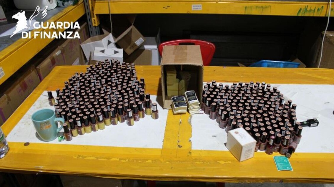 Allarme Cosmetici Falsi: Sequestrati 56.000 Prodotti Pericolosi e Denunciati 6 Venditori!