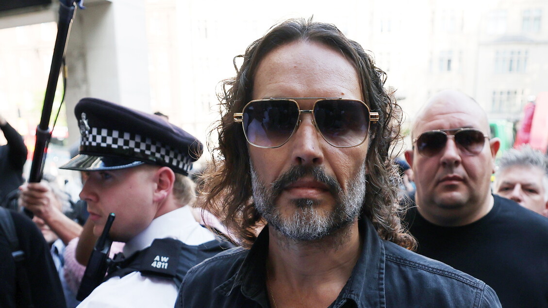 Russell Brand in tribunale: le accuse di stupro e abusi sessuali