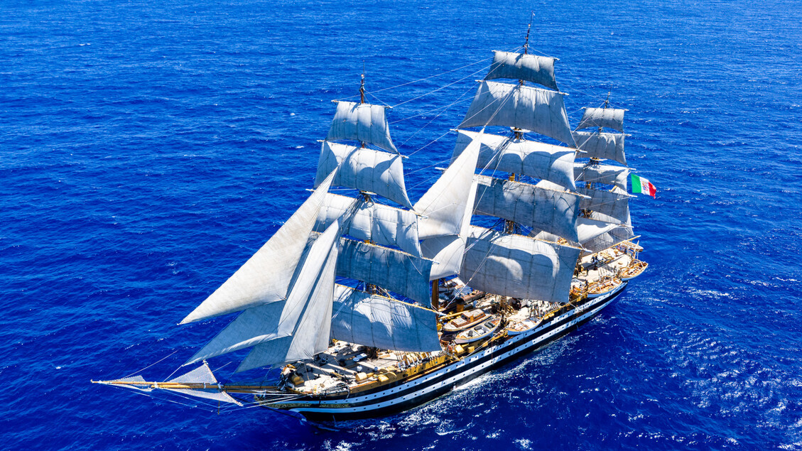 Amerigo Vespucci: La Nave Scuola Incontra l'Intelligenza Artificiale – Un Futuro di Innovazione a Reggio Calabria