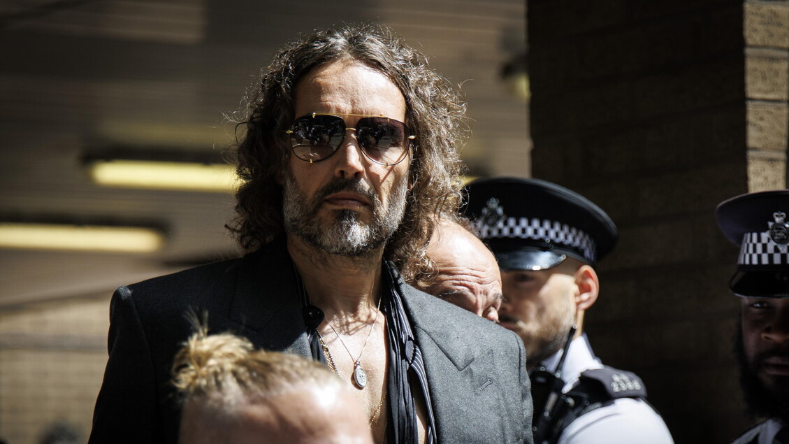 Russell Brand: Dichiarazione di Non Colpevolezza di Fronte alle Accuse di Violenza Sessuale