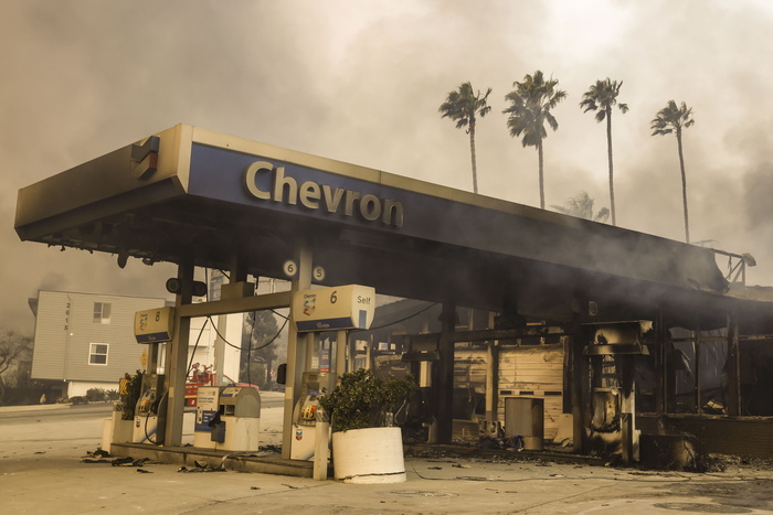 Incendi a Los Angeles: Billy Crystal e Paris Hilton tra le vittime