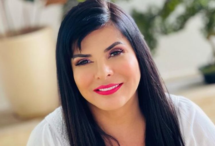 Mara Maravilha emociona fãs com foto ao lado do filho: 'Meu menino está crescendo'