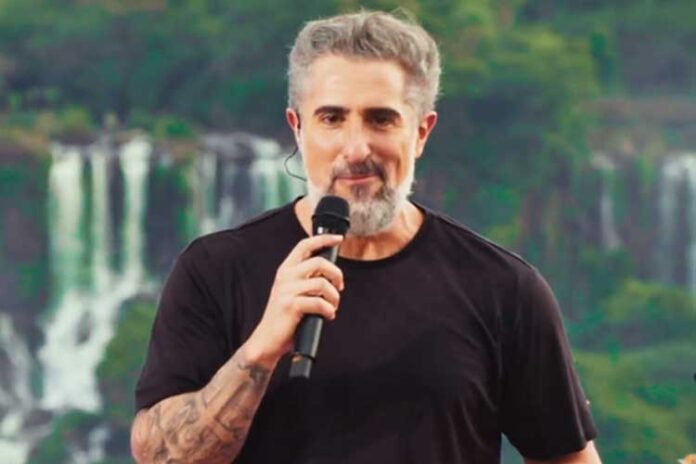 Marcos Mion surge em cenário inédito no 'Caldeirão' e anuncia novidade: 'Temos a honra'
