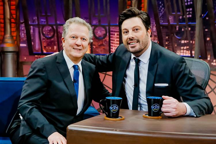 Ricardo Feltrin relembra trajetória, casos marcantes do jornalismo e toca piano no palco do The Noite