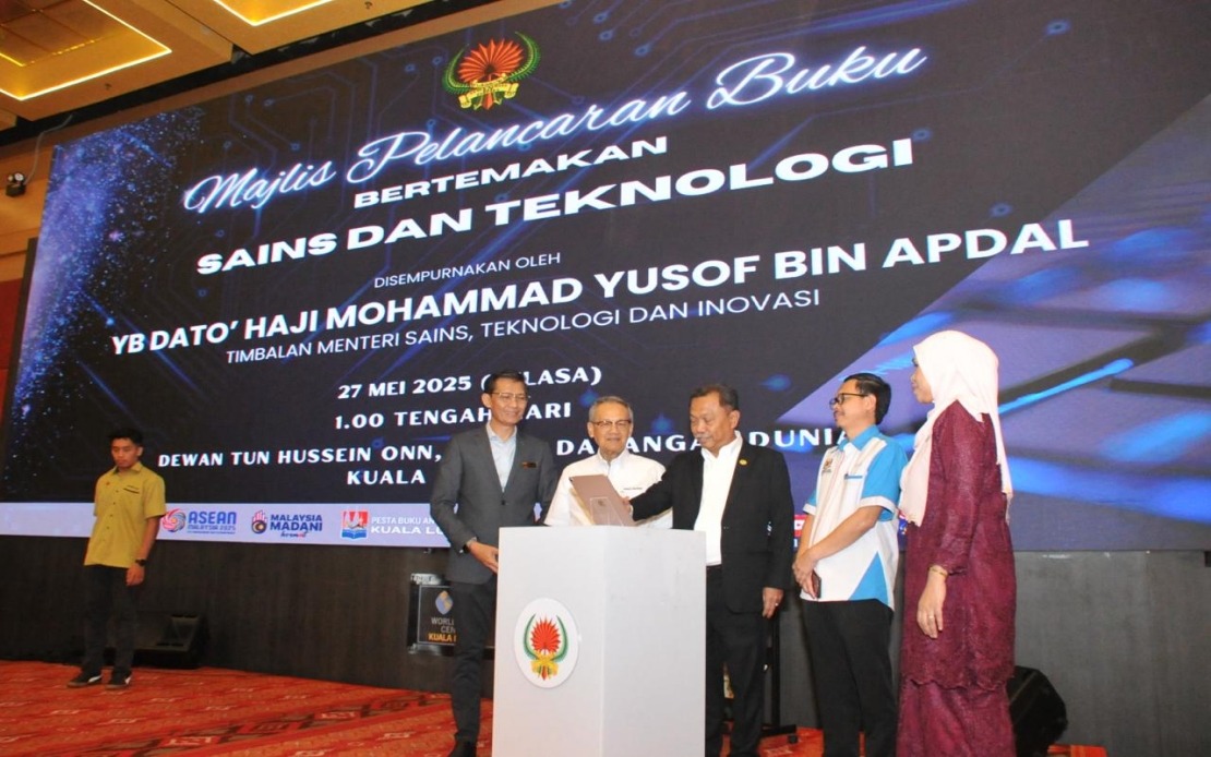 Malaysia Memperkenalkan Buku Inovatif Mengenai Teknologi Nuklear dalam Biak Baka Tanaman Hiasan di Festival Buku Antarabangsa