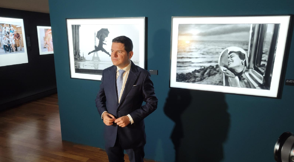 Elliot Erwitt a Palazzo Reale: Celebrità, Vita Quotidiana e un Affascinante Ritratto del Mondo Femminile