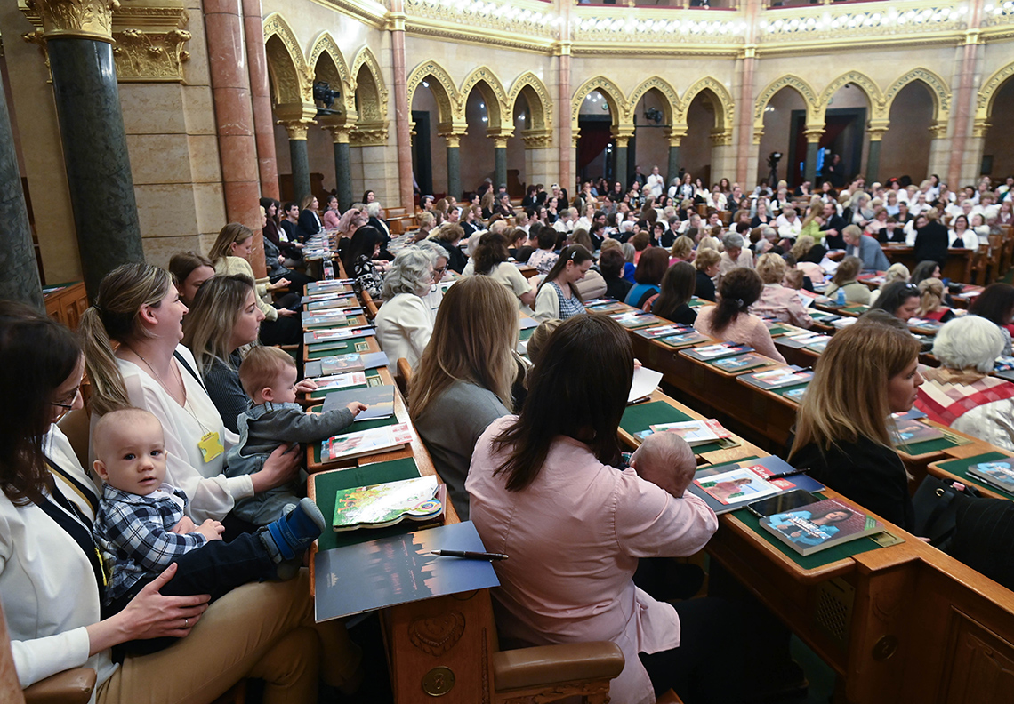 Entdecken Sie das Wunder der Elternschaft: Mütterparlament für starke Familien