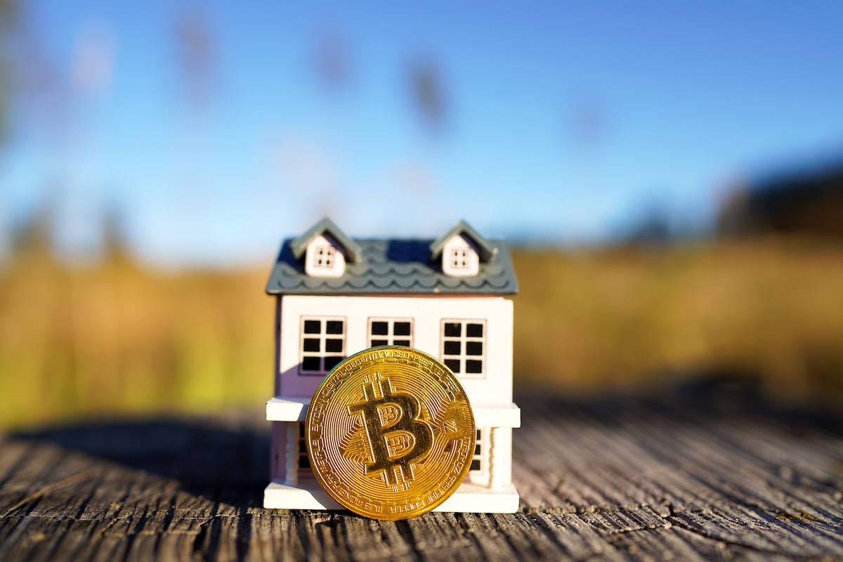 ビットコイン、10万7000ドル突破！住宅ローン金利見通しへの楽観視が追い風に？暗号資産市場への影響は？