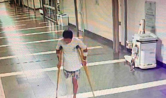 Paciente con yeso y muletas sorprende a todos: roba monitores en el Centro de Salud a altas horas de la madrugada