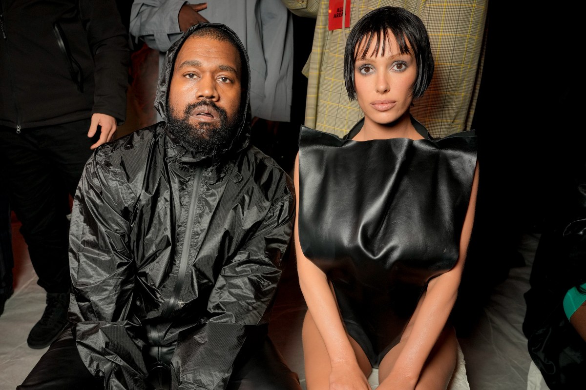 Kanye West e Bianca Censori Causano Scandalo ai Grammy 2025 con Apparizione Shock