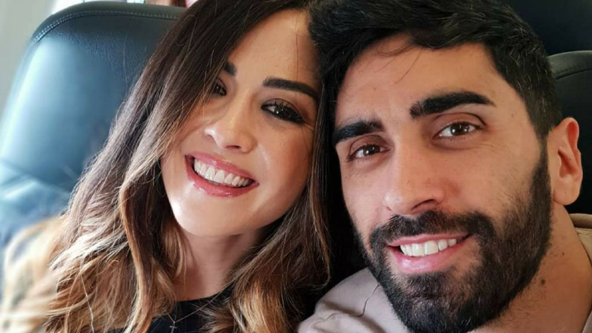 Giorgia Palmas e Filippo Magnini con la figlia Mia in visita a un agriturismo vegetariano a Piacenza