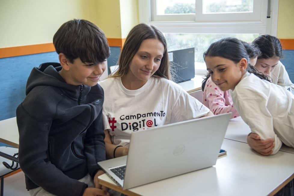 ¡Aprende, Crea y Diviértete con la Tecnología! Campamento de Verano Gratuito para Jóvenes