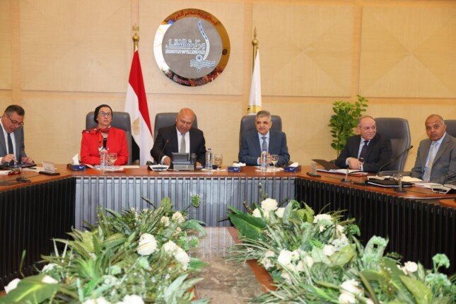 مبادرة مصرية رائدة: جمع نفايات السفن العابرة لقناة السويس.. خطوة نحو مستقبل مستدام