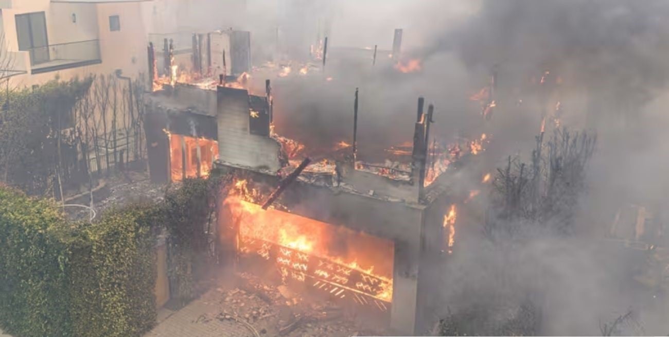Incendio en Los Ángeles: celebridades evacúan mientras el fuego arrasa sus mansiones