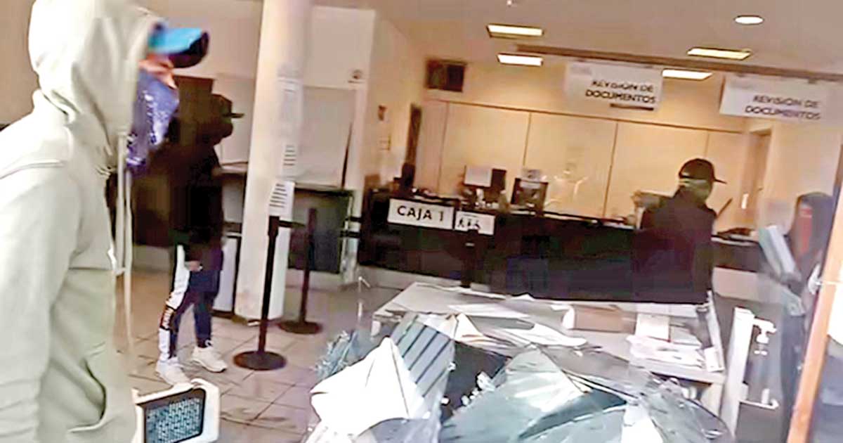 Caos en Morelia: Normalistas Vandalizan la Secretaría de Finanzas y Provocan Disturbios