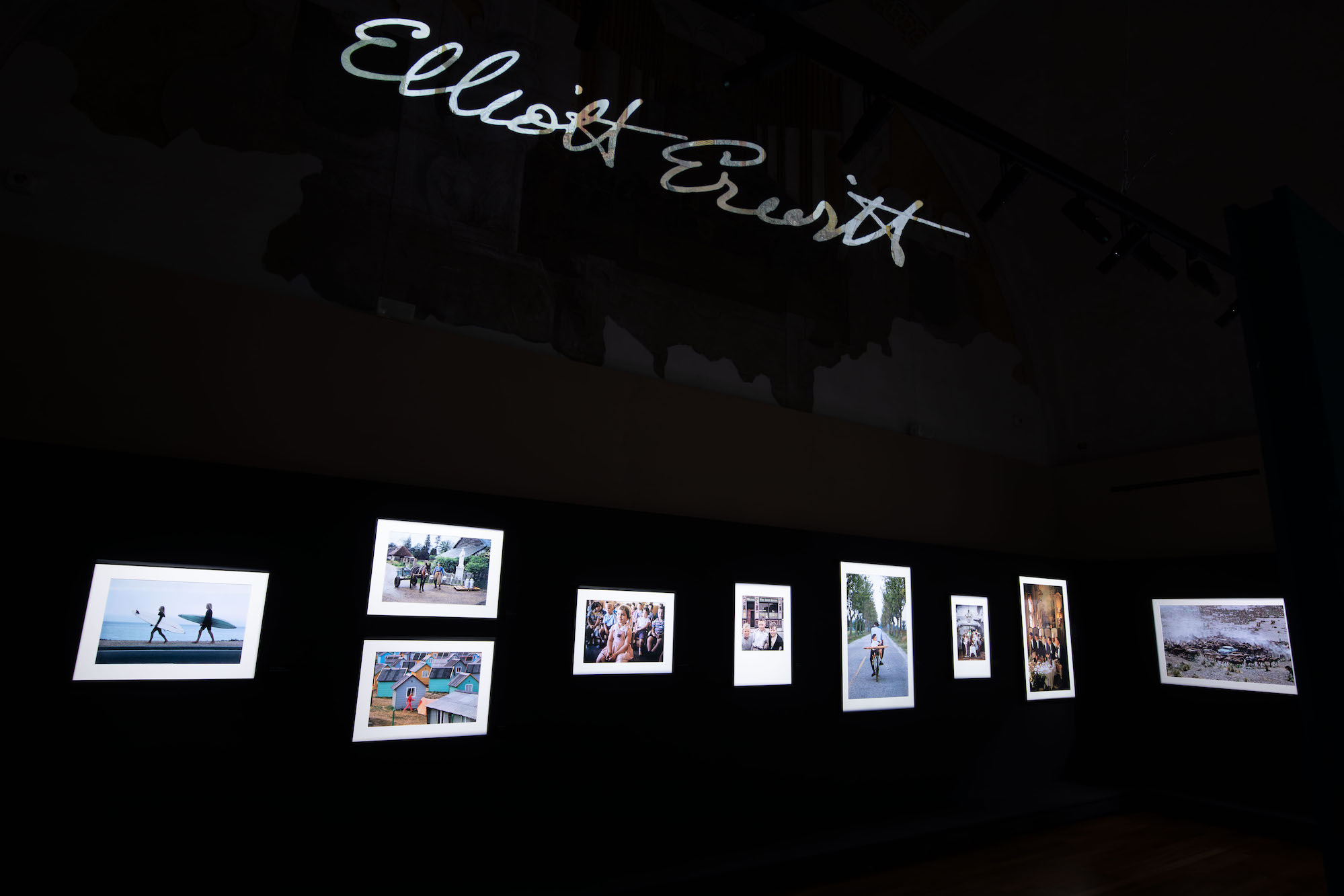 Elliott Erwitt a Palermo: Un Viaggio Fotografico Inedito tra Umani e Ironia
