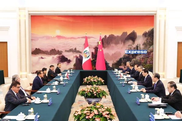 Eduardo Salhuana impulsa la colaboración con China: reunión con Wang Huning para fortalecer infraestructura y tecnología