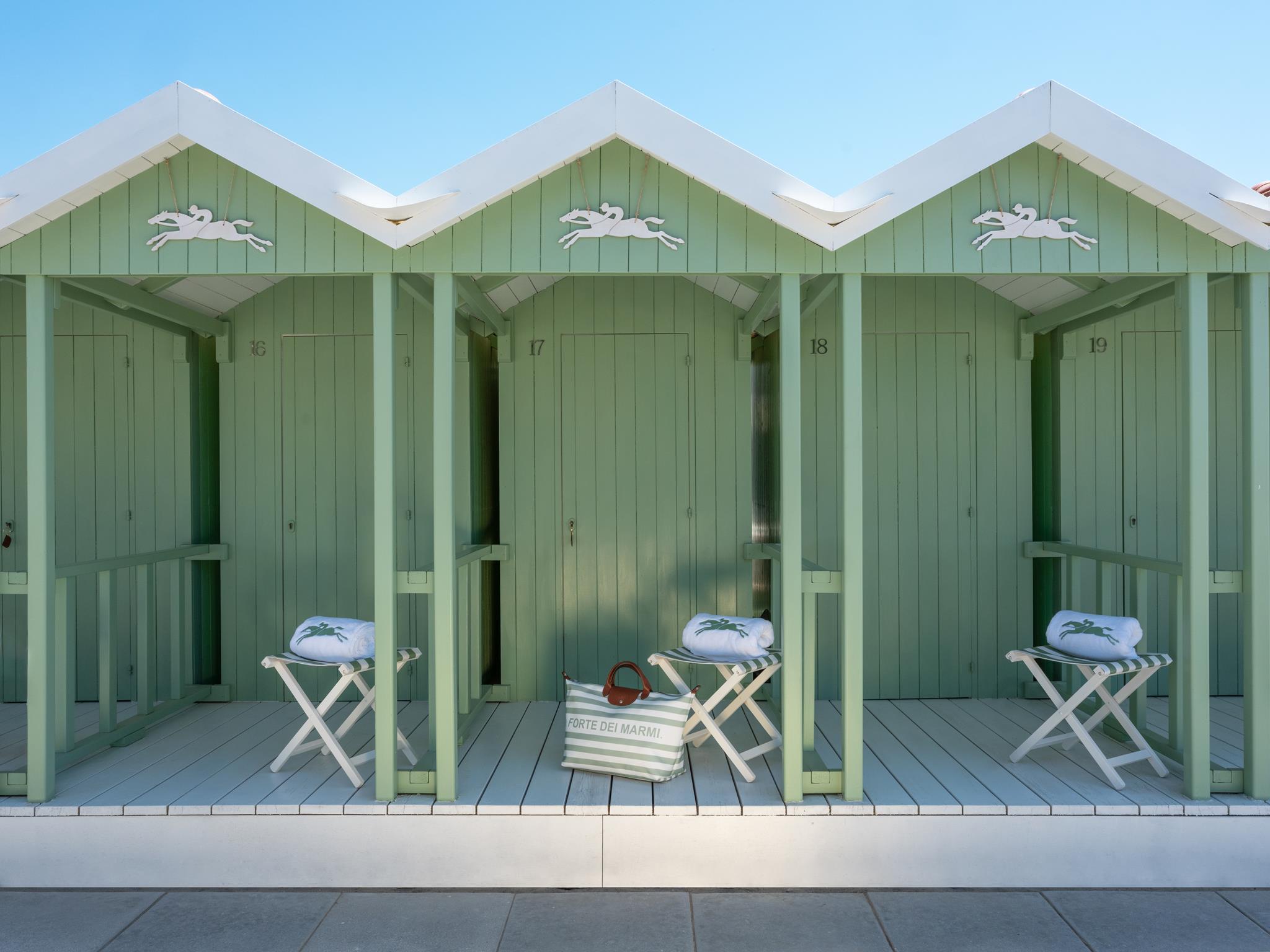 Longchamp porta l'eleganza sulla spiaggia di Forte dei Marmi