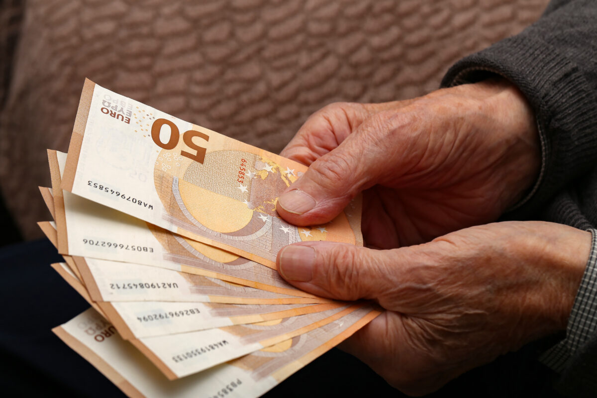 Los pensionistas con domiciliación en este banco serán los últimos en cobrar la paga extra: no es BBVA