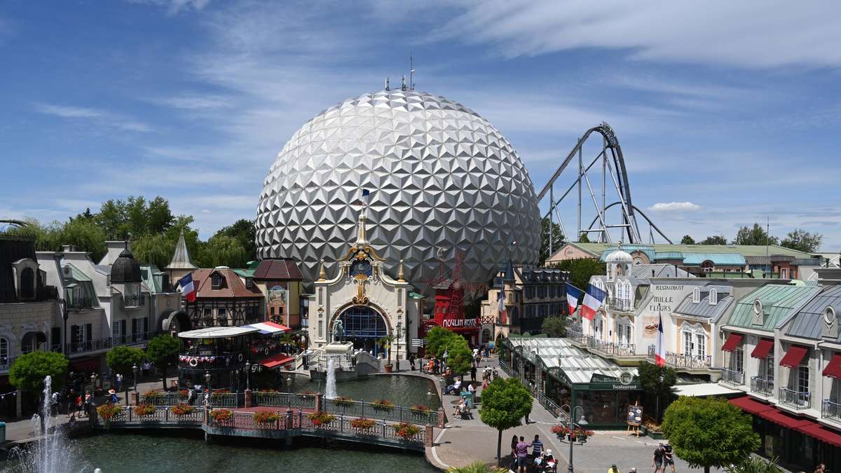 Europa-Park feiert 50. Geburtstag: Spektakuläre Shows, neue Attraktionen und Promi-Besuche!