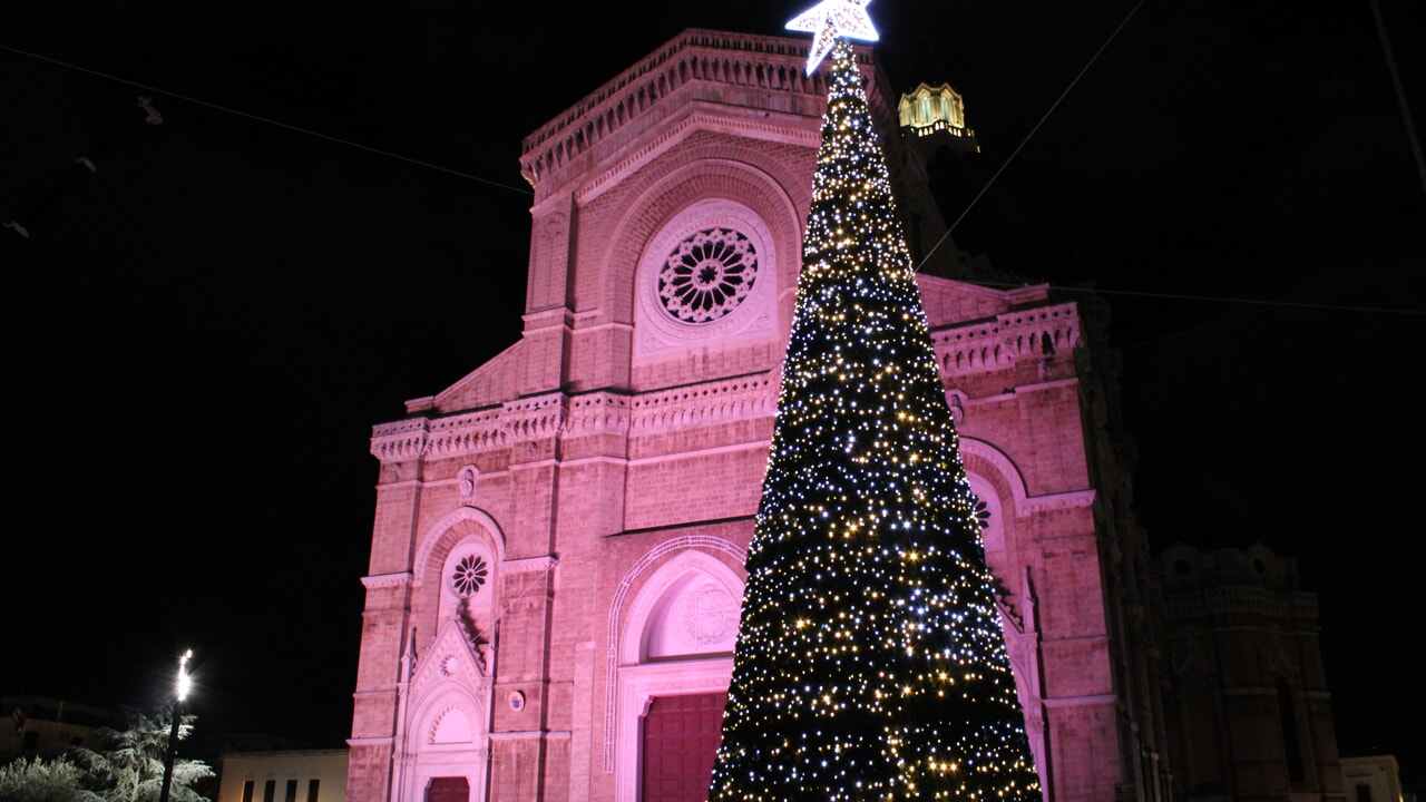 Natale a Cerignola: 'Luci su Piazza Duomo' unisce cultura e solidarietà