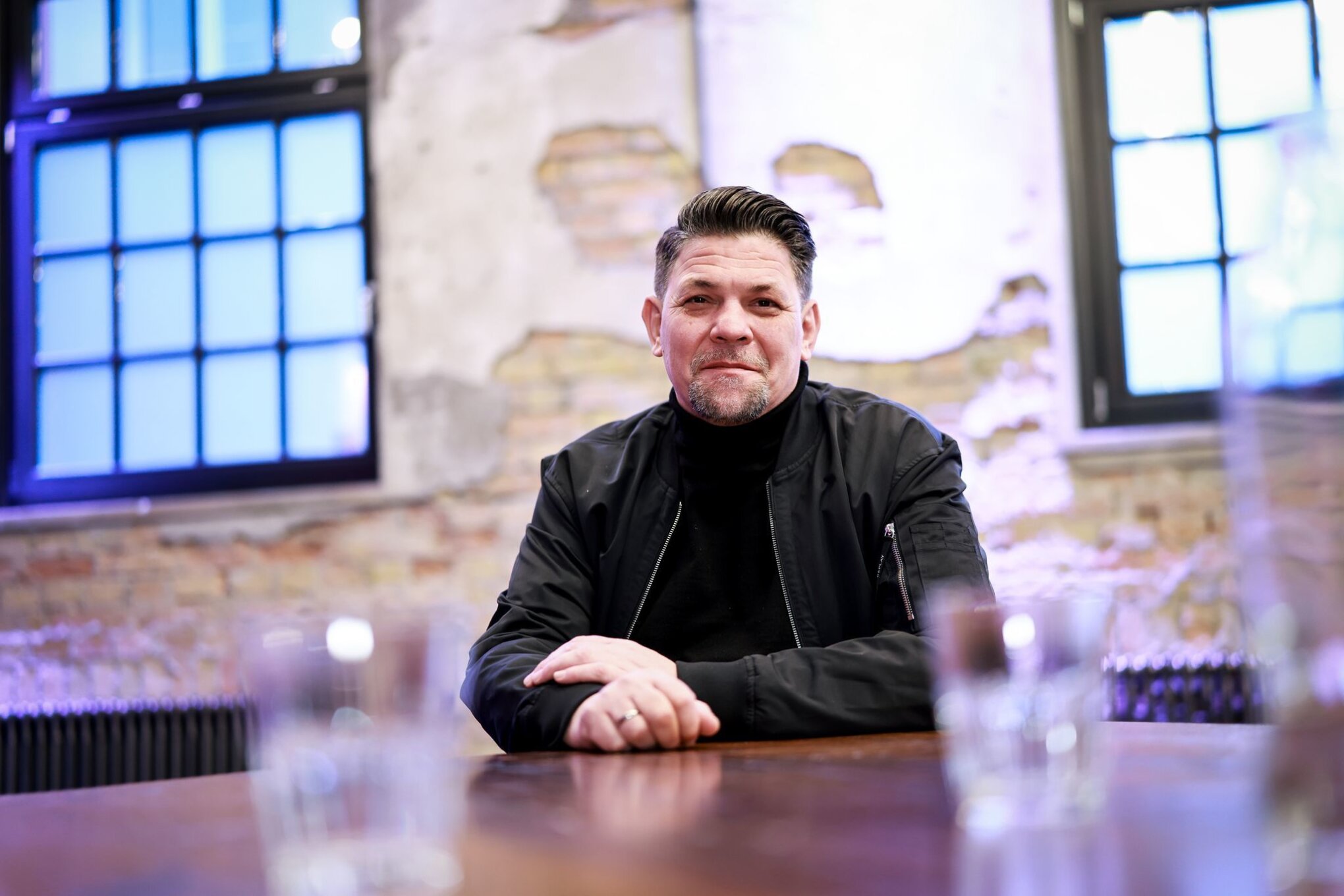 Mälzer und Jamie Oliver kochen - "emotionalste Staffel"