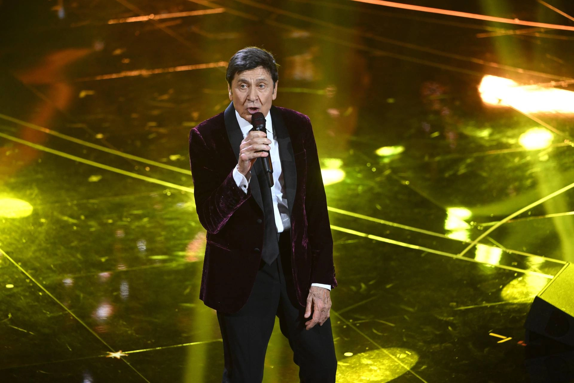 Gianni Morandi sorprende i passeggeri di un autobus a Bologna: il video virale