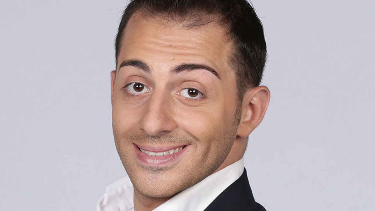 Francesco cicchella propone un nuovo format imitando vip in gara ad amici 24 su canale 5