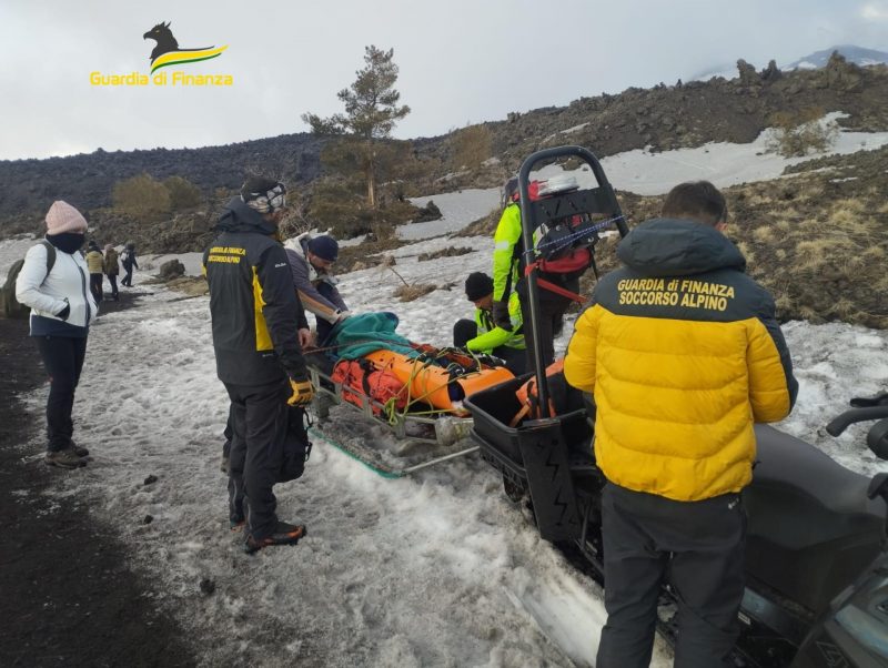 Soccorso in montagna: escursionista si infortuna ad Etna, intervento del S.A.G.F.