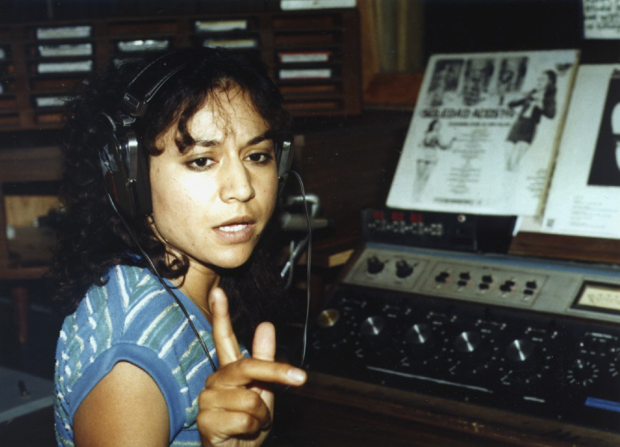 La Radio en Español: Un Refugio y Herramienta de Empoderamiento para la Comunidad Inmigrante