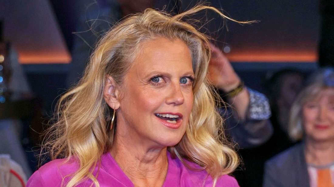 Überraschender Kuss: Barbara Schöneberger und prominente Moderatorin teilen einen unerwarteten Moment