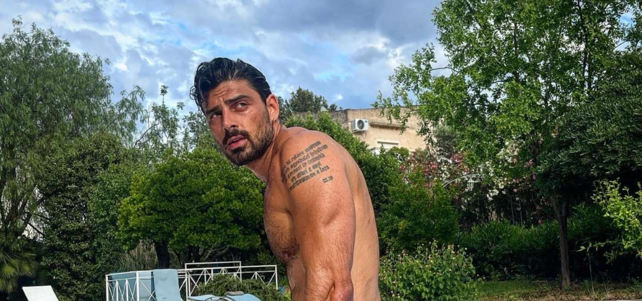 Michele Morrone ha una nuova fidanzata dopo Moara Sorio?/ Dai rumor agli avvistamenti sospetti in vacanza…