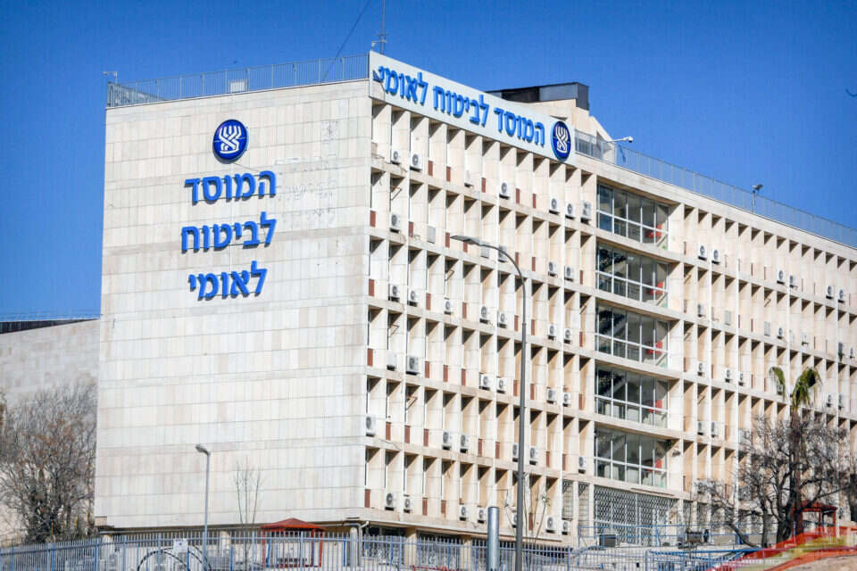 טיקטוק חושף: האמת על חוב ביטוח לאומי והשפעתו על צעירים