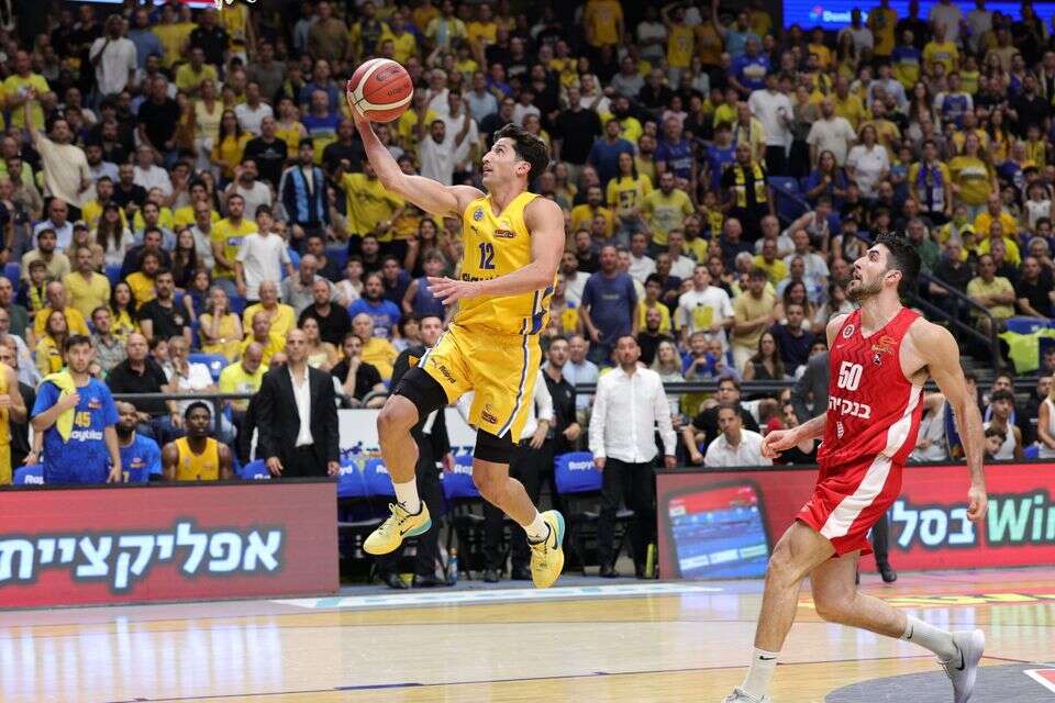 האם DAZN תכניס מהפכה לכדורסל הישראלי? ענקית הסטרימינג בוחנת שידורים - ומה צפוי במכרז הקרוב?