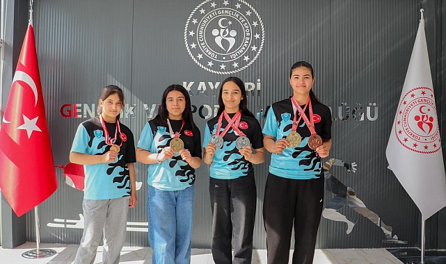Şampiyon Sporcular Kayseri Gençlik ve Spor İl Müdürü'nü Ziyaret Etti